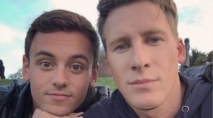 La polémica foto de Tom Daley y Dustin Lance Black con su hijo