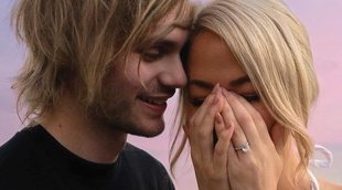 Michael Clifford y Crystal Leigh se comprometen en Bali