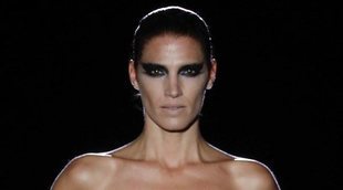 Así fue la aparatosa caída de Laura Sánchez durante la MBFW