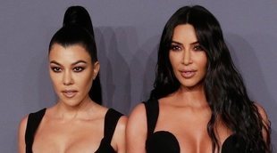 Kourtney y Kim Kardashian deslumbran en la gala amFAR 2019