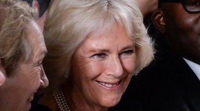 Camilla Parker se lo pasa en grande relevando a la Reina Isabel en la Semana de la Moda de Londres