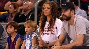 Una familia feliz: Shakira y Gerard Piqué con sus hijos en el baloncesto