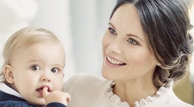 Sofia Hellqvist acude a un acto de su fundación Project Playground acompañado por su hijo Alejandro de Suecia