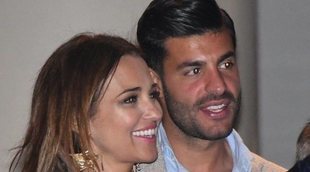 Paula y Miguel disfrutan de la Semana Santa de Málaga entre sonrisas y besos