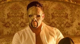 Mario Casas lo enseña todo en 'Instito'