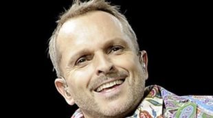 Miguel Bosé y sus hijos posan en una premiere con falda