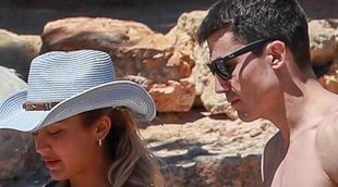 Álex González disfruta de Ibiza con su hermano y unos amigos