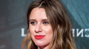 Manuela Vellés presume de embarazo en el estreno de su última película