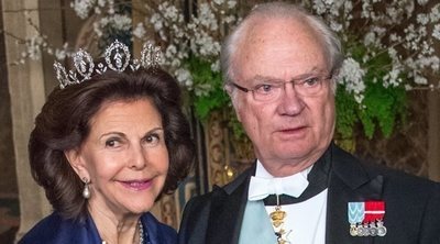 Los Reyes de Suecia disfrutan de un baño en alta mar durante sus vacaciones en Saint-Tropez