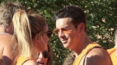 Besos y arrumacos: Mario Casas y Blanca Suárez se dejan llevar por la pasión del Orgullo 2019
