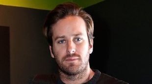 Hammer, criticado por compartir un vídeo de su hijo chupándole el pie