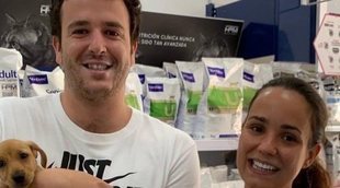 Álex Lequio y su novia Carola adoptan un precioso perrito