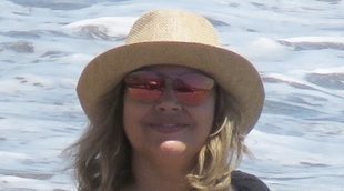 Terelu vuelve a posar en bañador desde la orilla de la playa