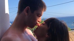 Aitana, en segundo plano pero apoyando a Miguel en la premiere de 'Élite'