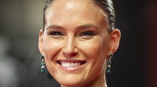 Bar Refaeli luce su tripita de embarazada en el Festival de Venecia