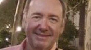 Spacey olvida sus escándalos sexuales cantando con la tuna de Sevilla