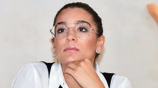 Alma Cortés, de jurado en un desfile luciendo barriguita junto a su pareja