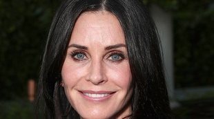 Courteney Cox se corta el flequillo en directo