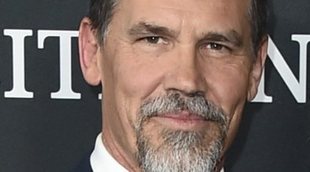 Josh Brolin se quema el ano tomando el sol