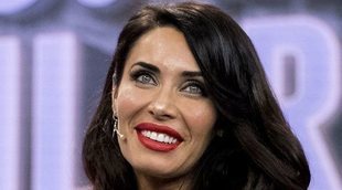 Pilar inaugura la Navidad montando el árbol con sus hijos