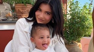 Stormi aprende a hacer snowboard