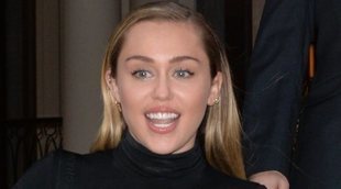 Miley Cyrus, su novio y su familia cantan en un evento solidario