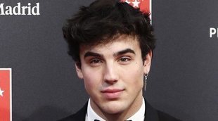 Silvestre, Amaia y Óscar Casas brillan en la alfombra roja Premios Feroz