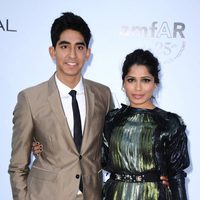 Dev Patel y Freida Pinto en la gala amFAR en Cannes