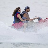 Eva Longoria y Eduardo Cruz en moto acuática