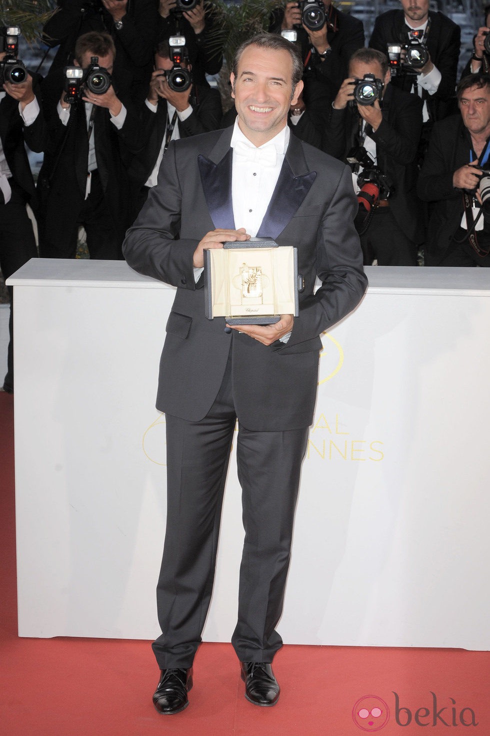 Jean Dujardin posa con su galardón en Cannes