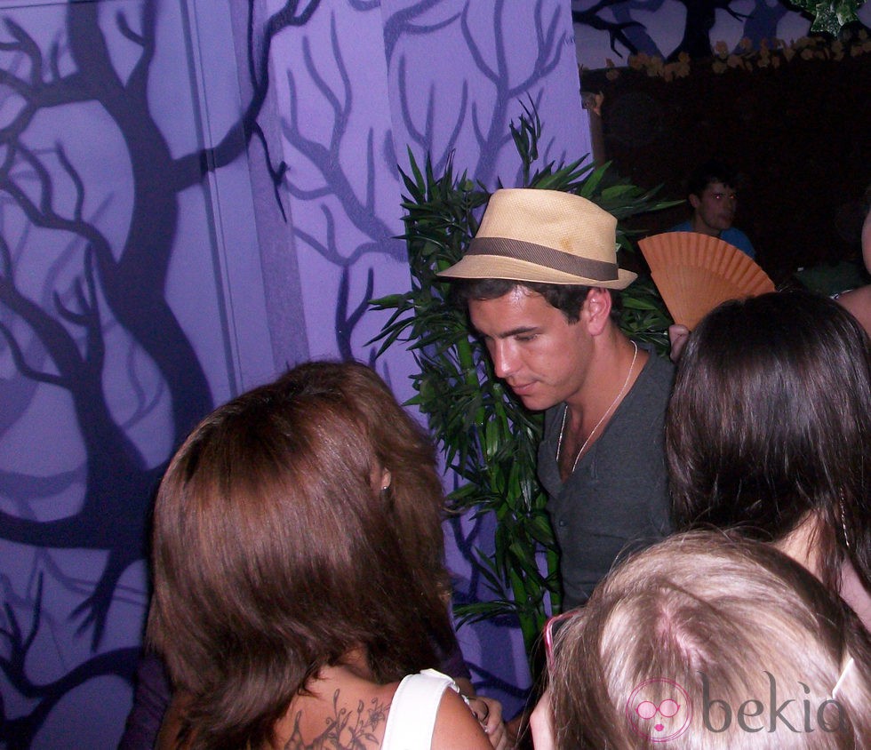 Mario Casas en el pub de su hermana Sheila