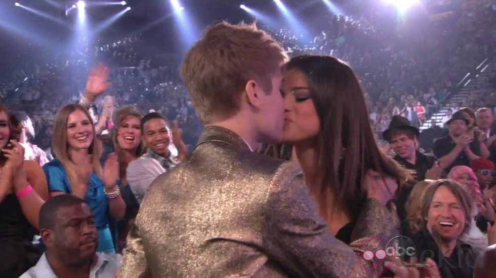 Justin Bieber y Selena Gomez besándose en los Premios Billboard