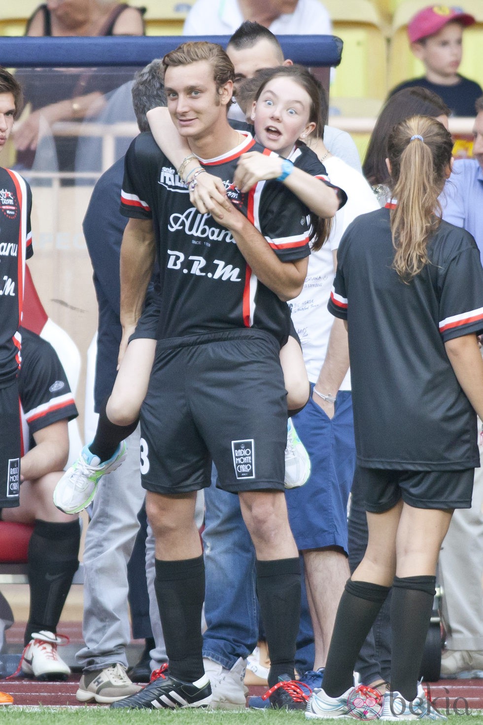 Alexandra de Hannover juega con su hermano Pierre Casiraghi