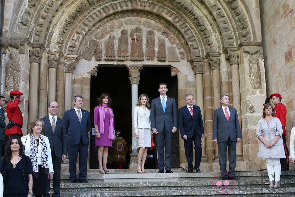 Los Príncipes con varias autoridades navarras en Leyre