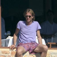 Andrea Casiraghi sentado al sol