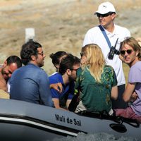 Andrea Casiraghi con unos amigos en una lancha