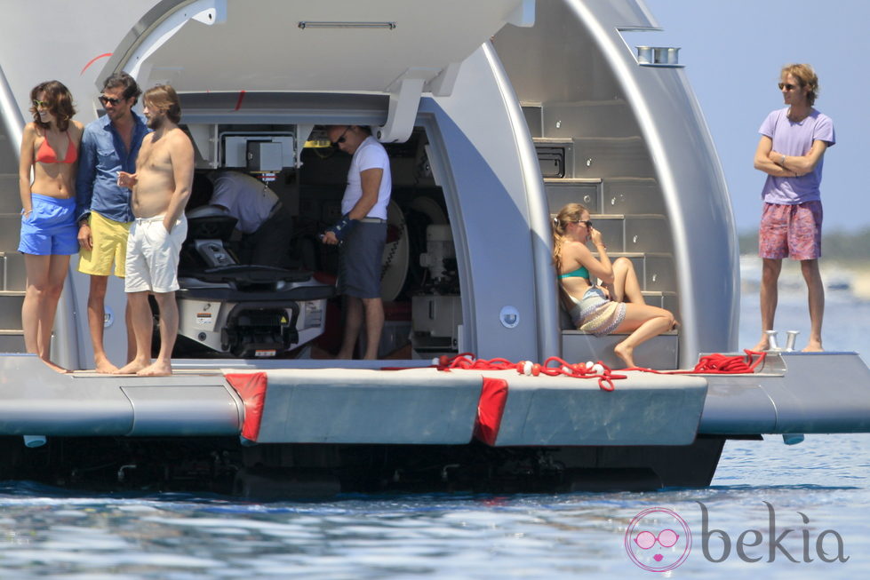 Andrea Casiraghi y sus amigos en un barco