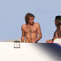 Andrea Casiraghi charla con una amiga en Ibiza