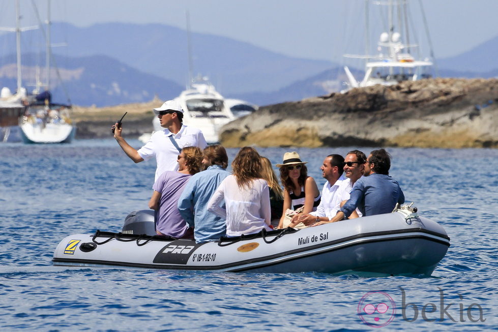 Andrea Casiraghi en una lancha junto a sus amigos