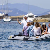 Andrea Casiraghi en una lancha junto a sus amigos