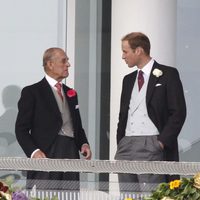 El Príncipe Felipe y el Príncipe Guillermo en el Derby de Epsom