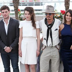 El director, productor y los protagonistas de 'Piratas del Caribe' en Cannes