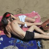 Olivia Molina y Sergio Mur besándose en la playa
