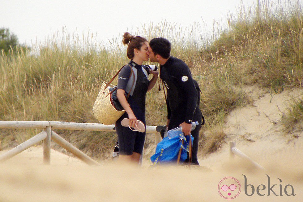 Blanca Suárez y Miguel Ángel Silvestre besándose
