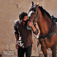 Álex García con su caballo en 'Tierra de lobos'