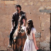 Dafne Fernández y Álex García en 'Tierra de lobos'