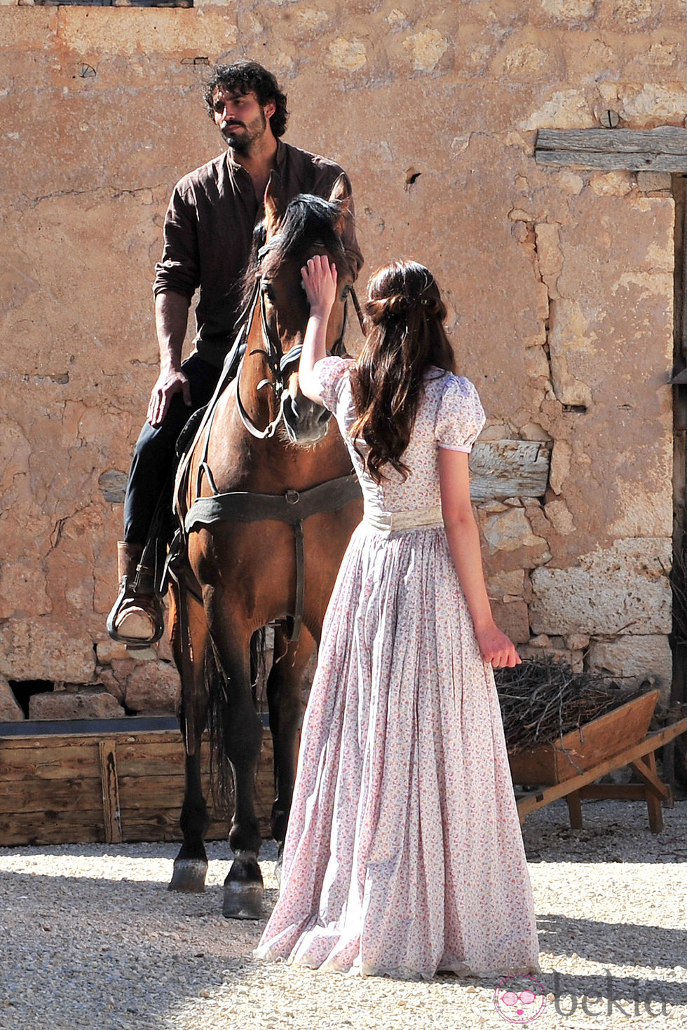 Dafne Fernández y Álex García en 'Tierra de lobos'