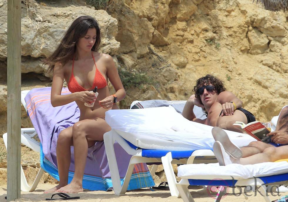 Malena Costa y Carles Puyol al sol de Ibiza