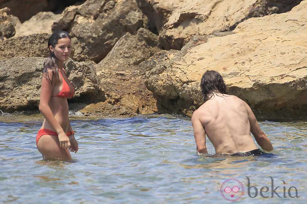 Malena Costa y Carles Puyol se bañan en el mar