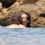 Carles Puyol y Malena Costa se besan apasionadamente en el mar